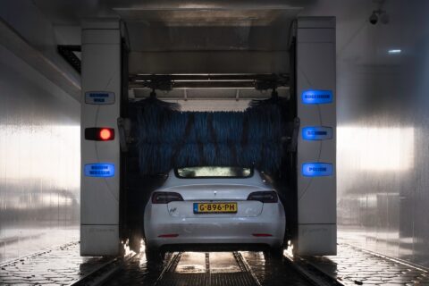 Elektrische auto tesla door wasstraat