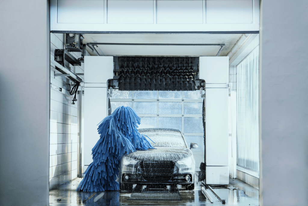 Wascotte staat in een kettingstraat.