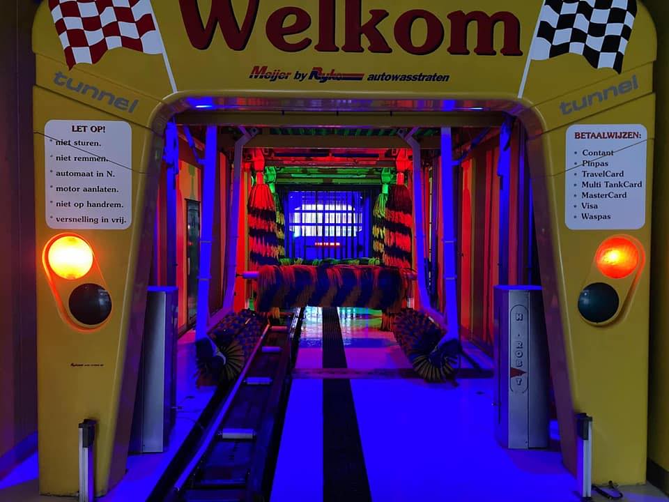 Speel tunnel voor kinderen bij Washprof met kleurrijke verlichting.