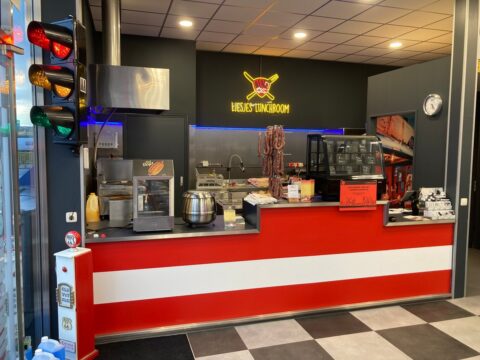 Moderne wasstraat bij Washprof met professionele apparatuur en snelle service.